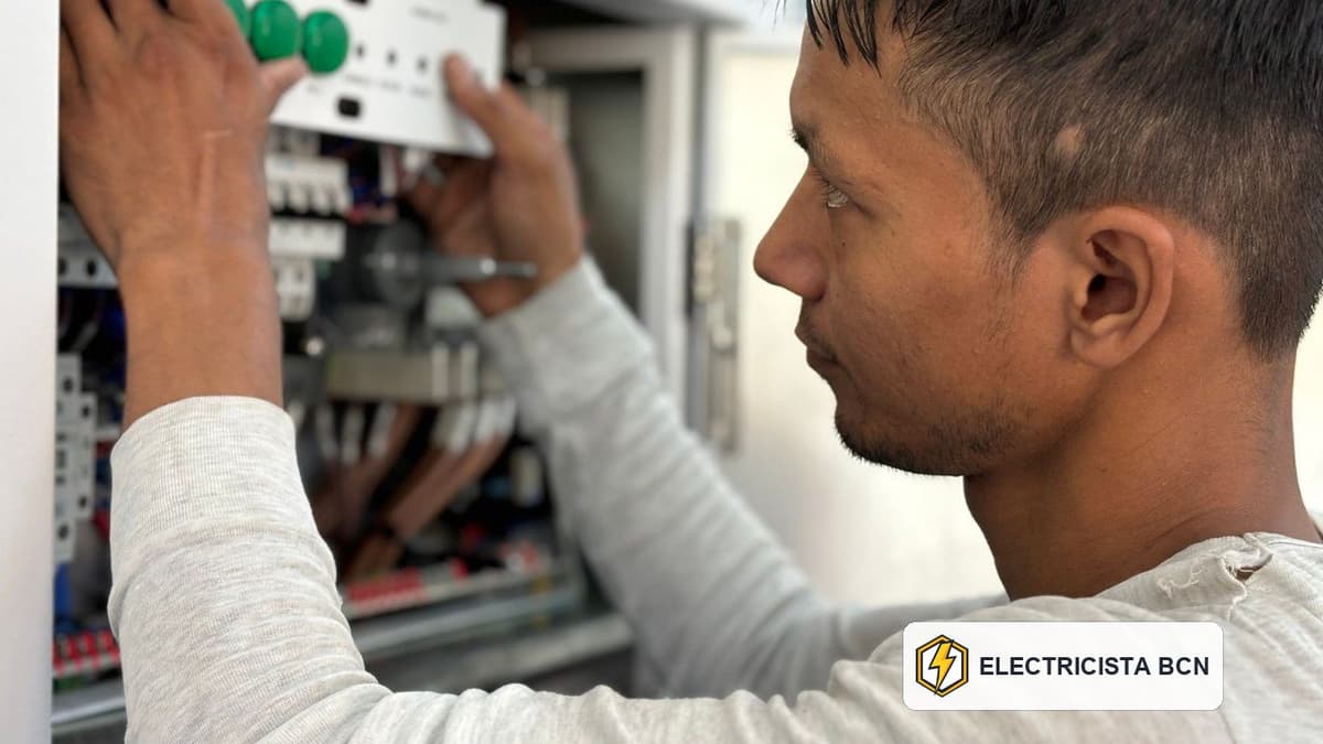 Electricista revisando una instalación eléctrica interior