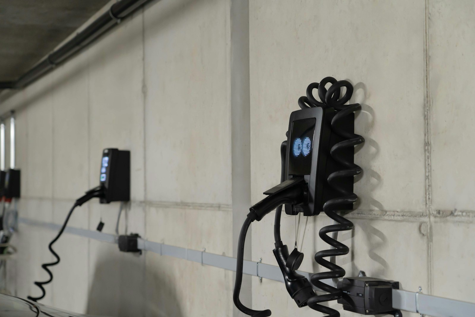 Cargador de coche eléctrico de pared instalado en el garaje de una vivienda