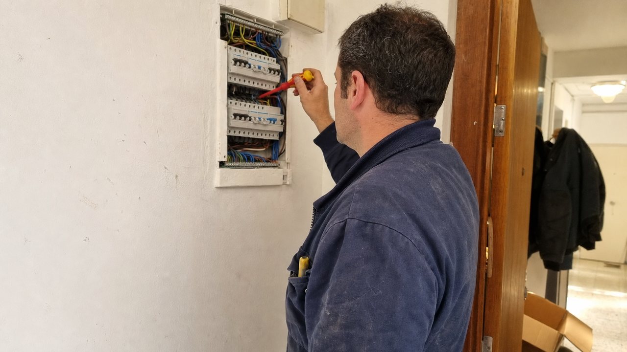 ¿Cuánto cobra un electricista por hora en Barcelona en 2026?